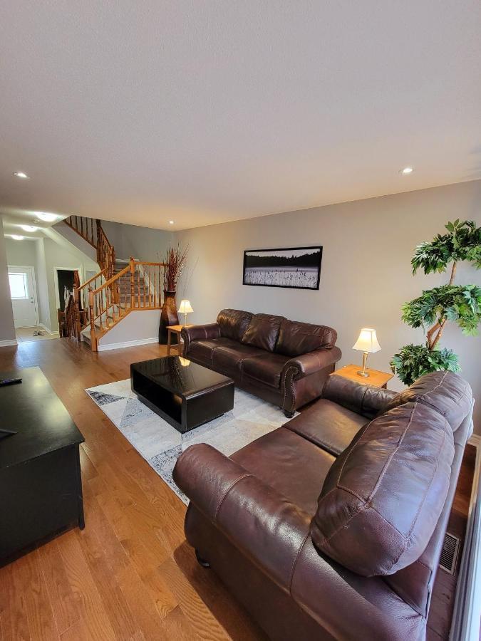 Cozy 3 Bedroom Town House 20 Min From Ottawa Down Town And Airport Ngoại thất bức ảnh