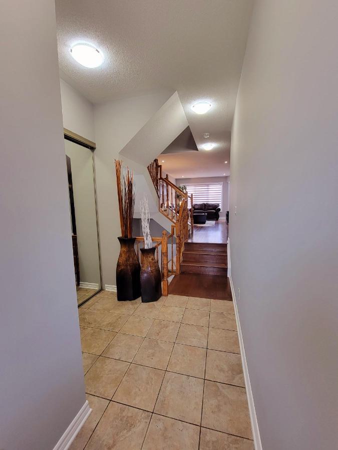 Cozy 3 Bedroom Town House 20 Min From Ottawa Down Town And Airport Ngoại thất bức ảnh